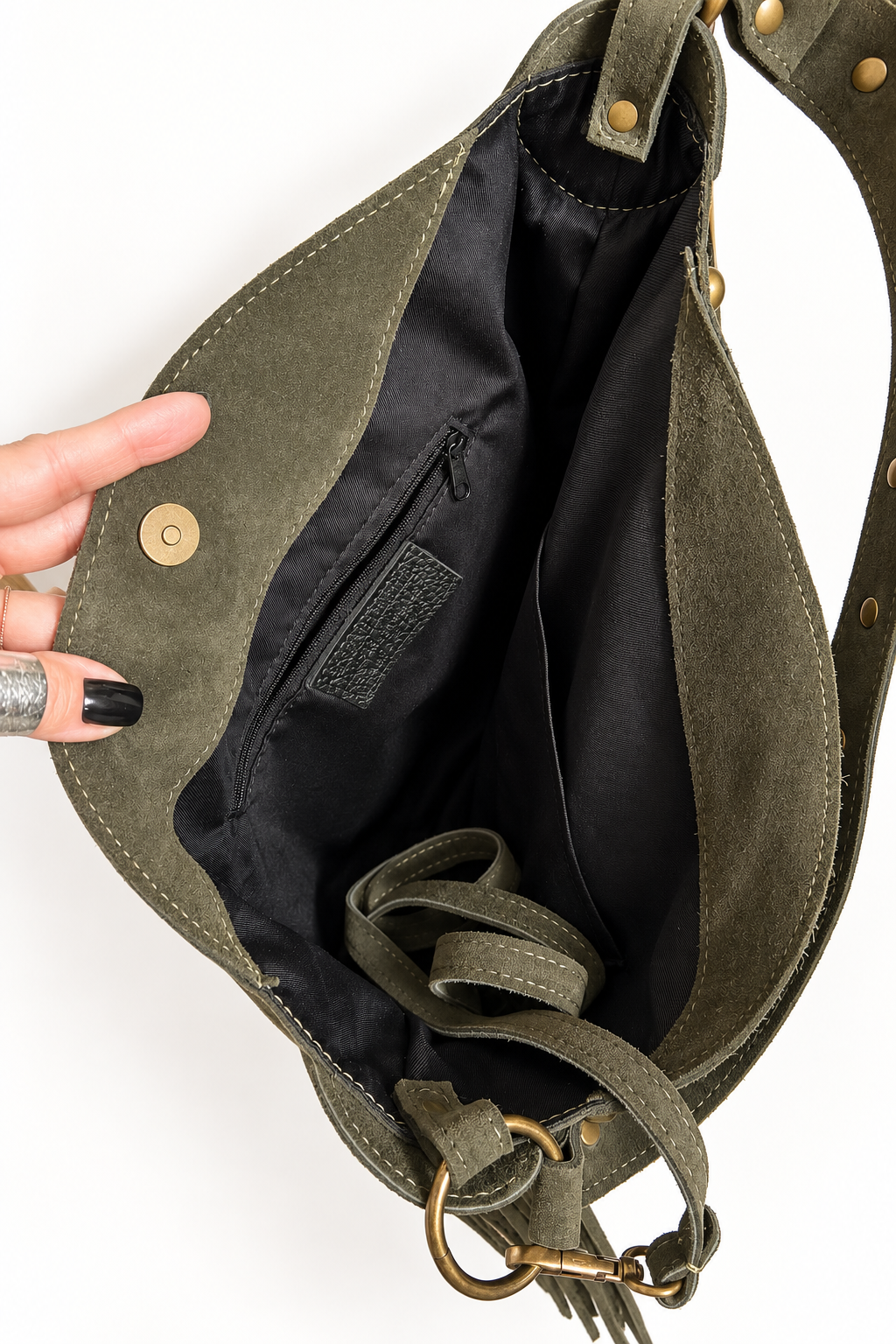 Sac à main RAVEN à bandoulière, franges et clous métalliques patinés – BRUT.E