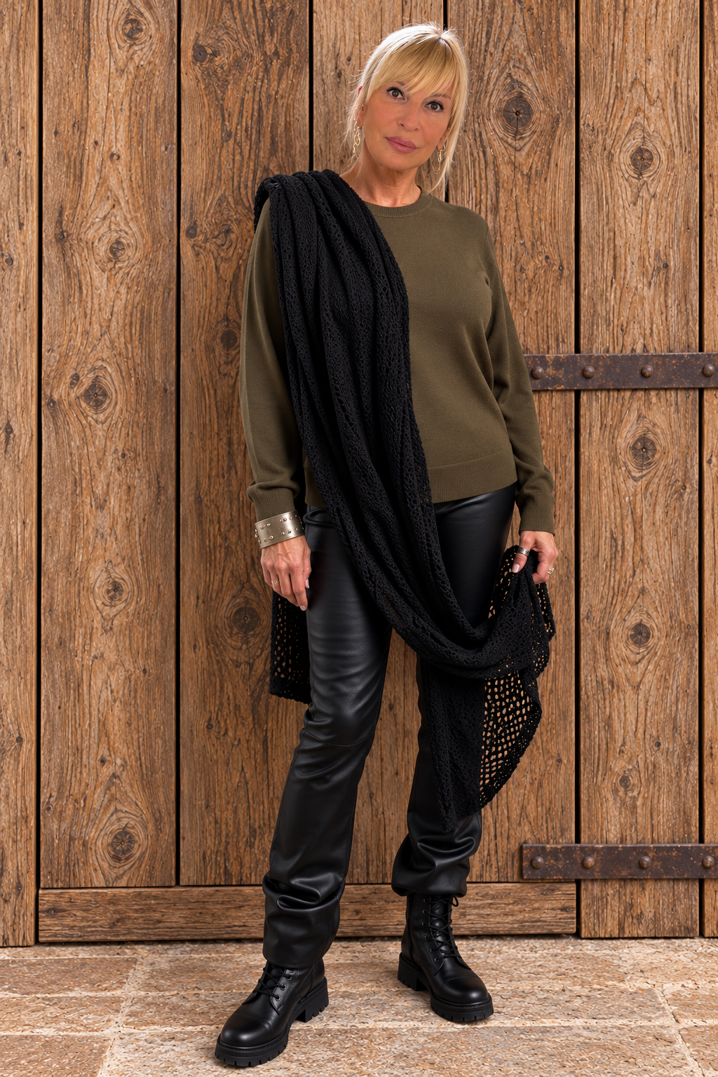 Écharpe NONNA noire portée longue sur une tenue kaki et noire