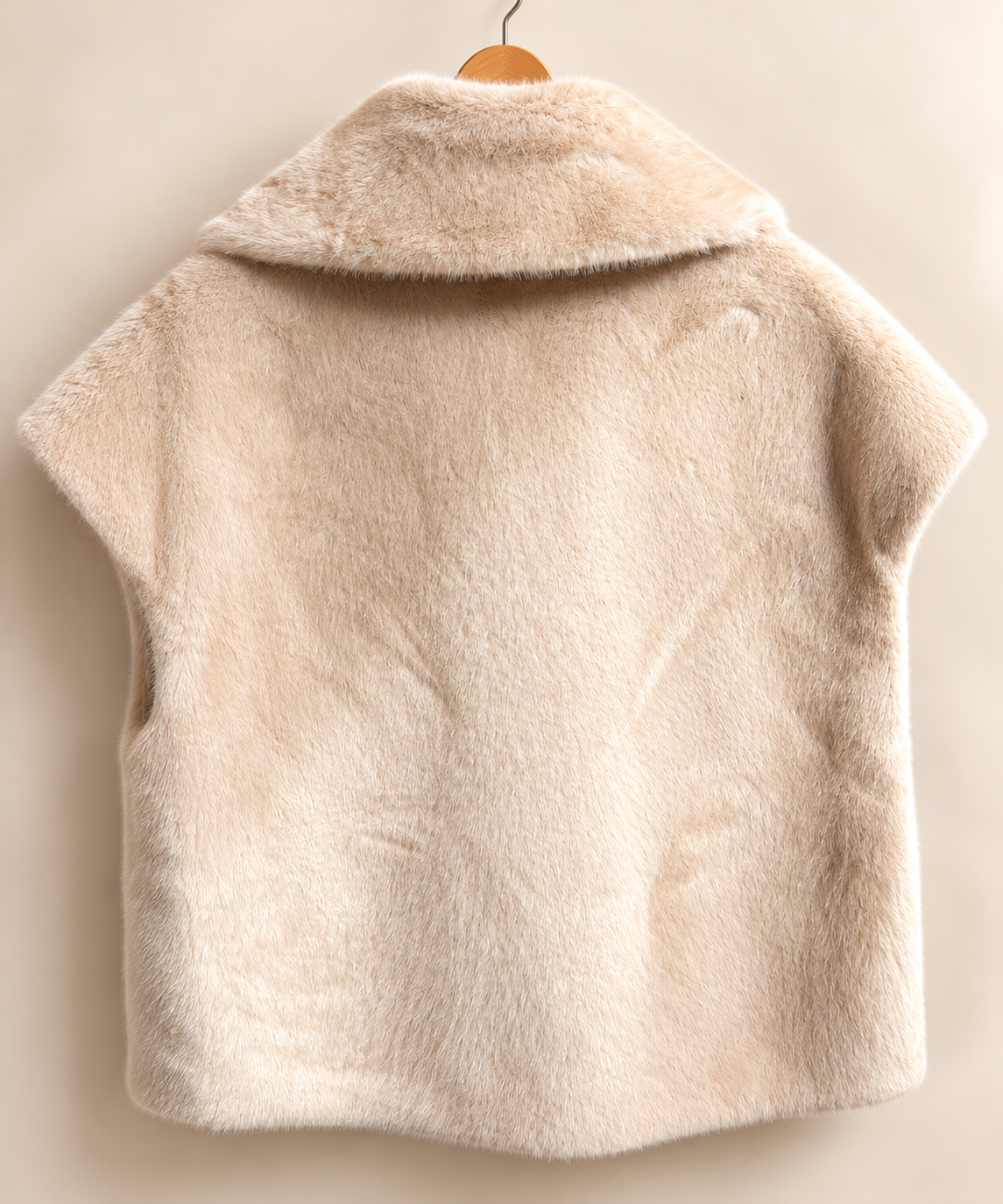Gilet VERA en fausse fourrure, détail de la coupe oversize et du col montant.