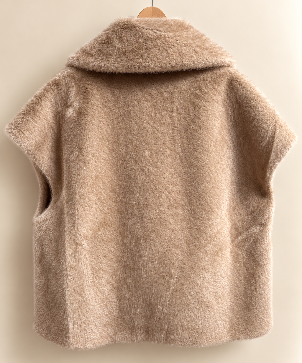 Gilet VERA en fausse fourrure taupe, vue de dos et texture douce.