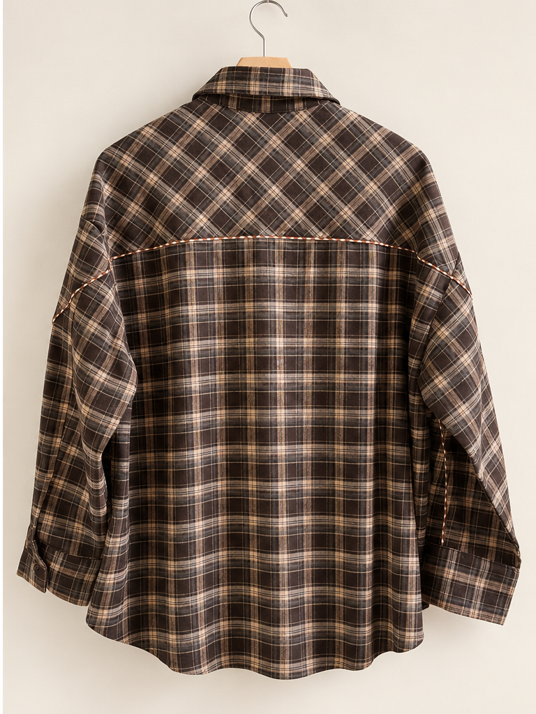 Surchemise oversize NAVA à carreaux gris, taupe et beige, vue de dos – BRUT.E
